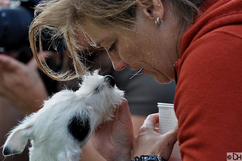 Kirsten Döpp in einer vertrauten Begegnung mit einem Hund